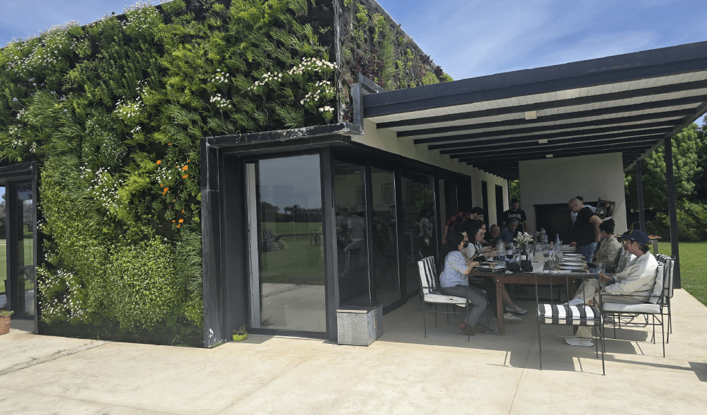 Almuerzo en galería con vista a la cancha de polo en Cuatro Vientos