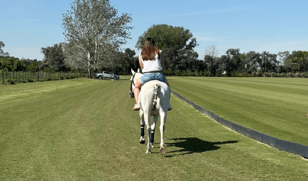 Cabalgata guiada bordeando la cancha de polo en Cuatro Vientos.
