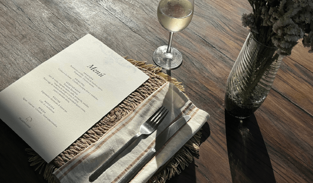 Mesa servida con carta de almuerzo durante la jornada Pilarpoloday