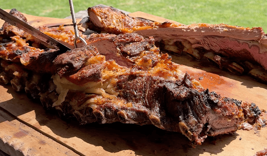 Servicio de asado con tablas y guarniciones durante el almuerzo.
