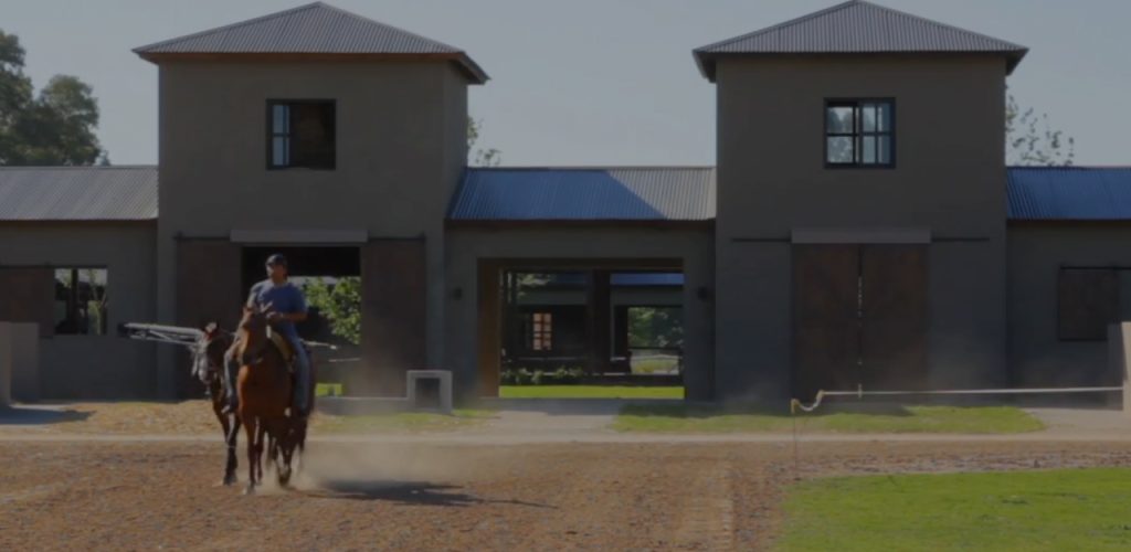 Entrada a Cuatro Vientos Polo Club con jinetes a caballo – Pilar Polo Day