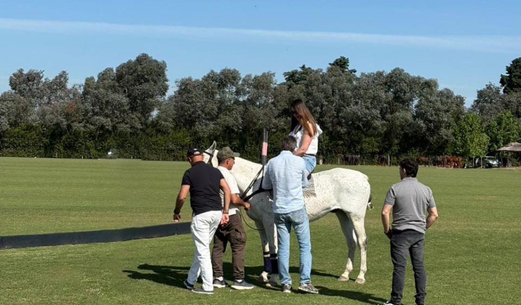 Briefing de seguridad y ajuste de equipo antes de montar en la cancha de Cuatro Vientos, jornada Pilarpoloday.